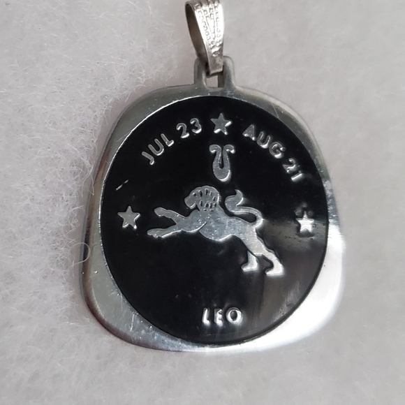 VTG July Leo Pendant Silver Metal Black Enamel Zodiac Sign Astrology Soltice - Picture 2 of 5